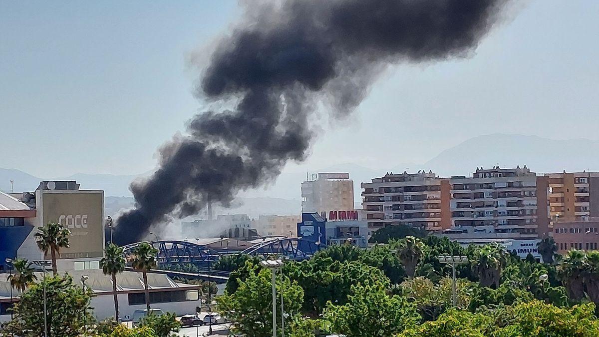 Declarado un incendio en una nave de patinetes en el polígono de La Azucarera