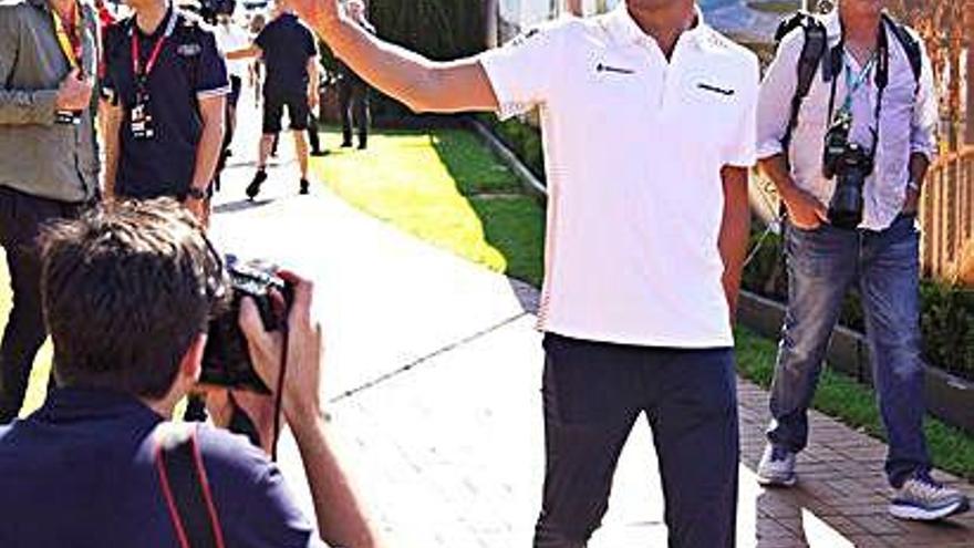 Carlos Sainz, piloto de McLaren, entra en el paddock ayer.