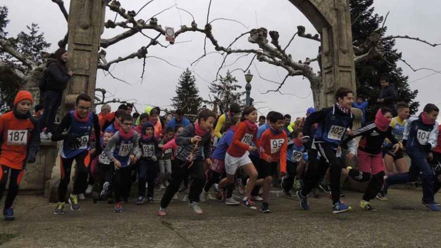 Participantes en la prueba celebrada en Santibáñez de Vidriales. Y, a la derecha, los atletas que participaron en la carrera organizada en Camarzana de Tera.