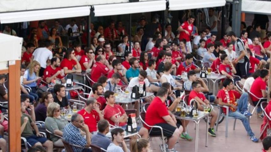 Seguidores del Real Murcia viendo el partido ante el Córdoba en el ZigZag