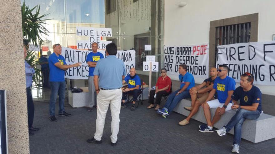 Luis Ibarra, de espalda, en una reunión con los manifestantes esta semana.