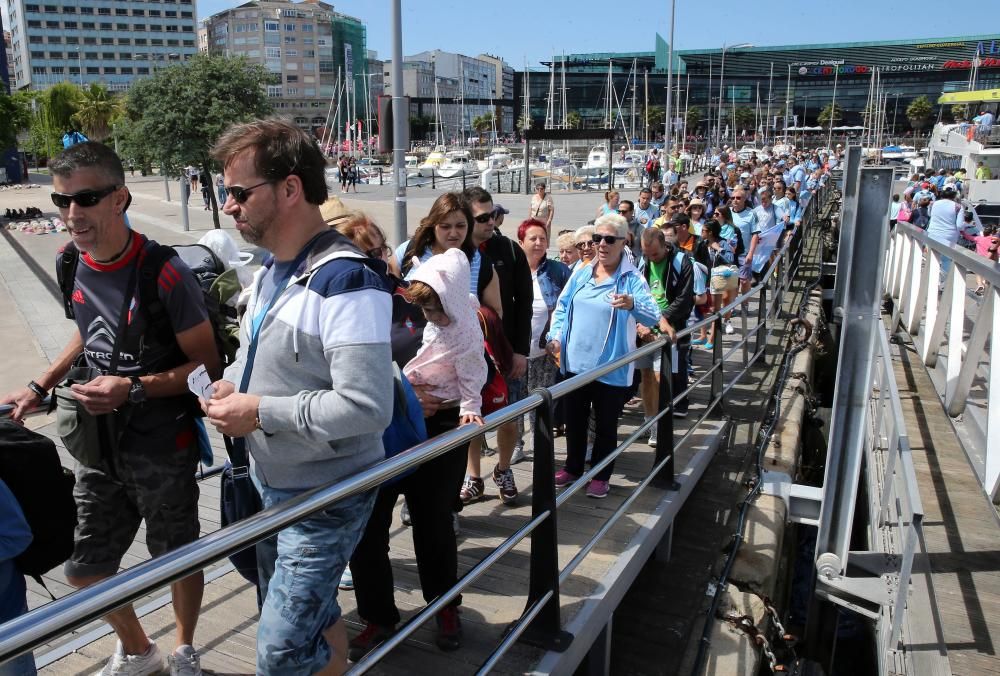 Aficionados y peñistas del Celta llenan el barco a las Cíes para poner el broche a la temporada del equipo