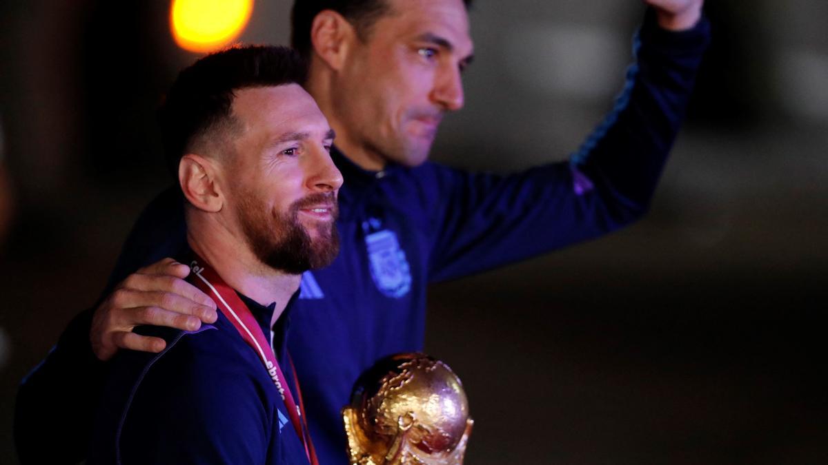 Messi y Scaloni, a su llegada al aeropuerto de Ezeiza en Buenos Aires.