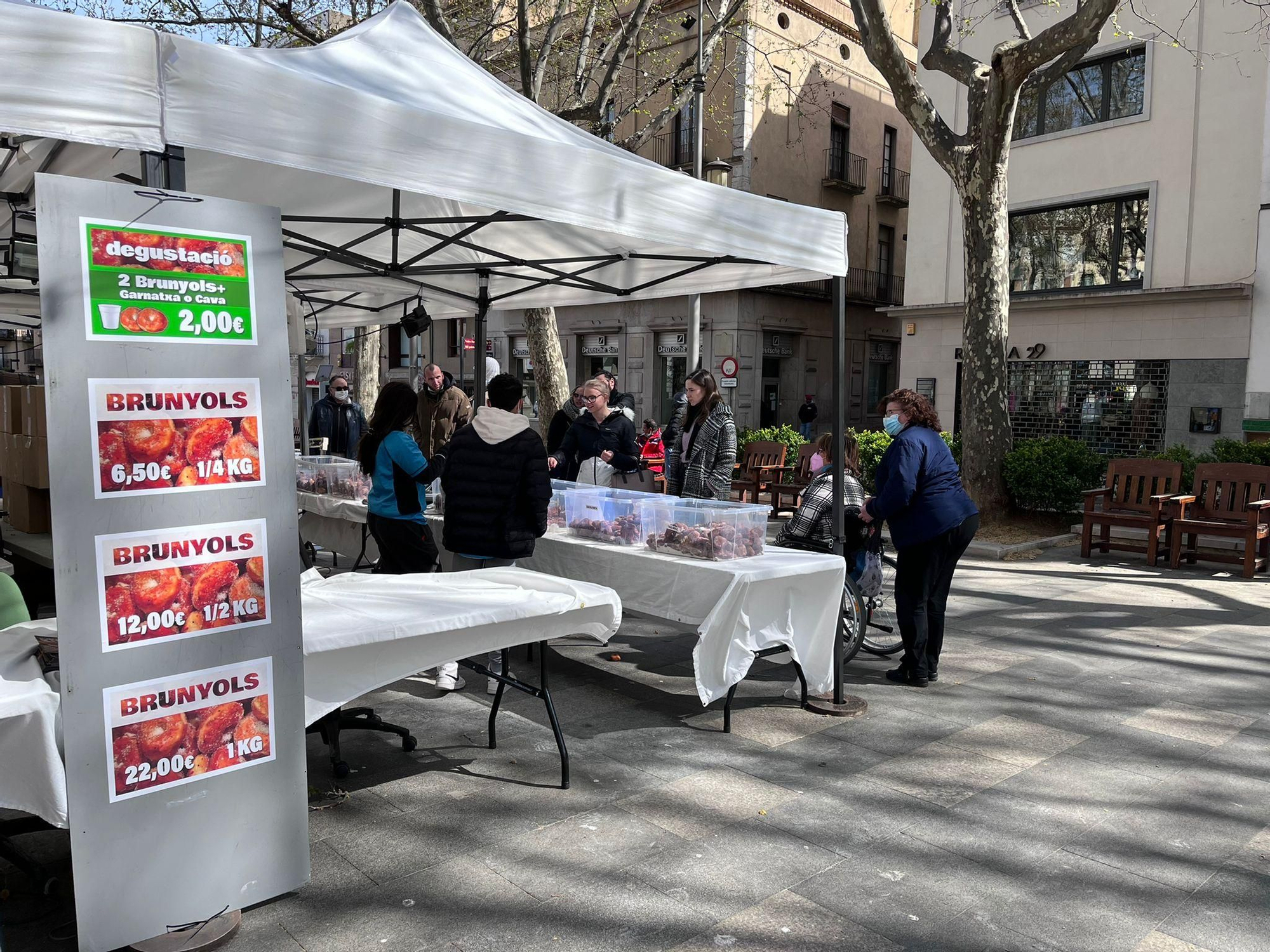 Torna la cua per comprar brunyols a la Rambla