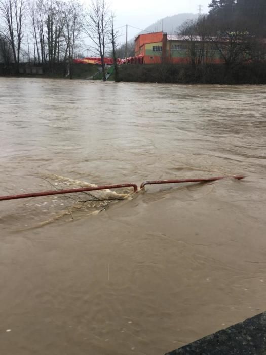 Tiempo en Asturias: Las espectaculares imágenes de las riadas, argayos e incidencias del temporal