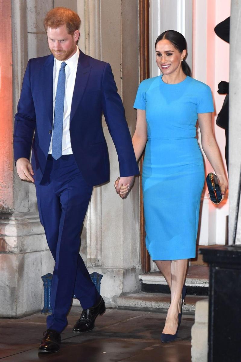 El Príncipe Harry junto a Meghan Markle, muy elegante con un vestido de Victoria Beckham