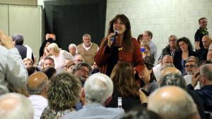 Laura Borràs es deixa estimar pels seus afins en un acte sense candidats de Junts