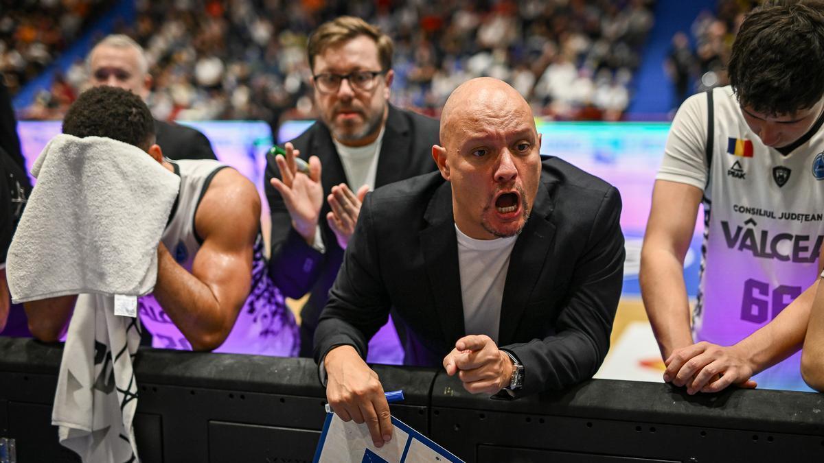 Arturo Álvarez durante un tiempo muerto del Vâlcea 1924, con Roberto Blanco, su ayudante, detrás.