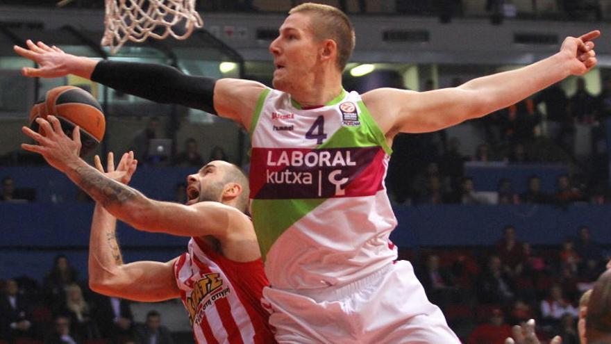 Spanoulis trata de anotar ante la oposición de Iverson.