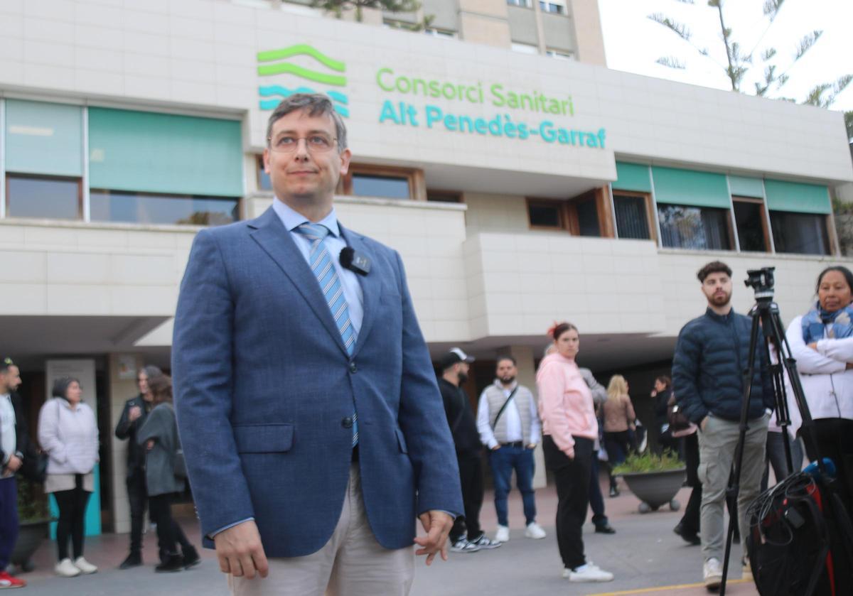 José María Jiménez, advocat de la Fundació Advocats Cristians, davant l'Hospital de Sant Camil