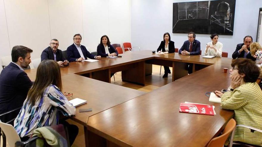 Reunión de ediles de todos los grupos sobre la &quot;Semana negra&quot; presidida por, al fondo, el vicealcalde, Fernando Couto.