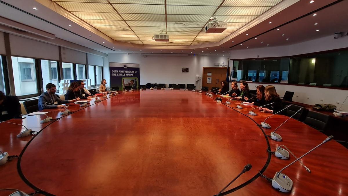 A la izquierda, la delegación balear en una de las reuniones esta mañana en Bruselas.