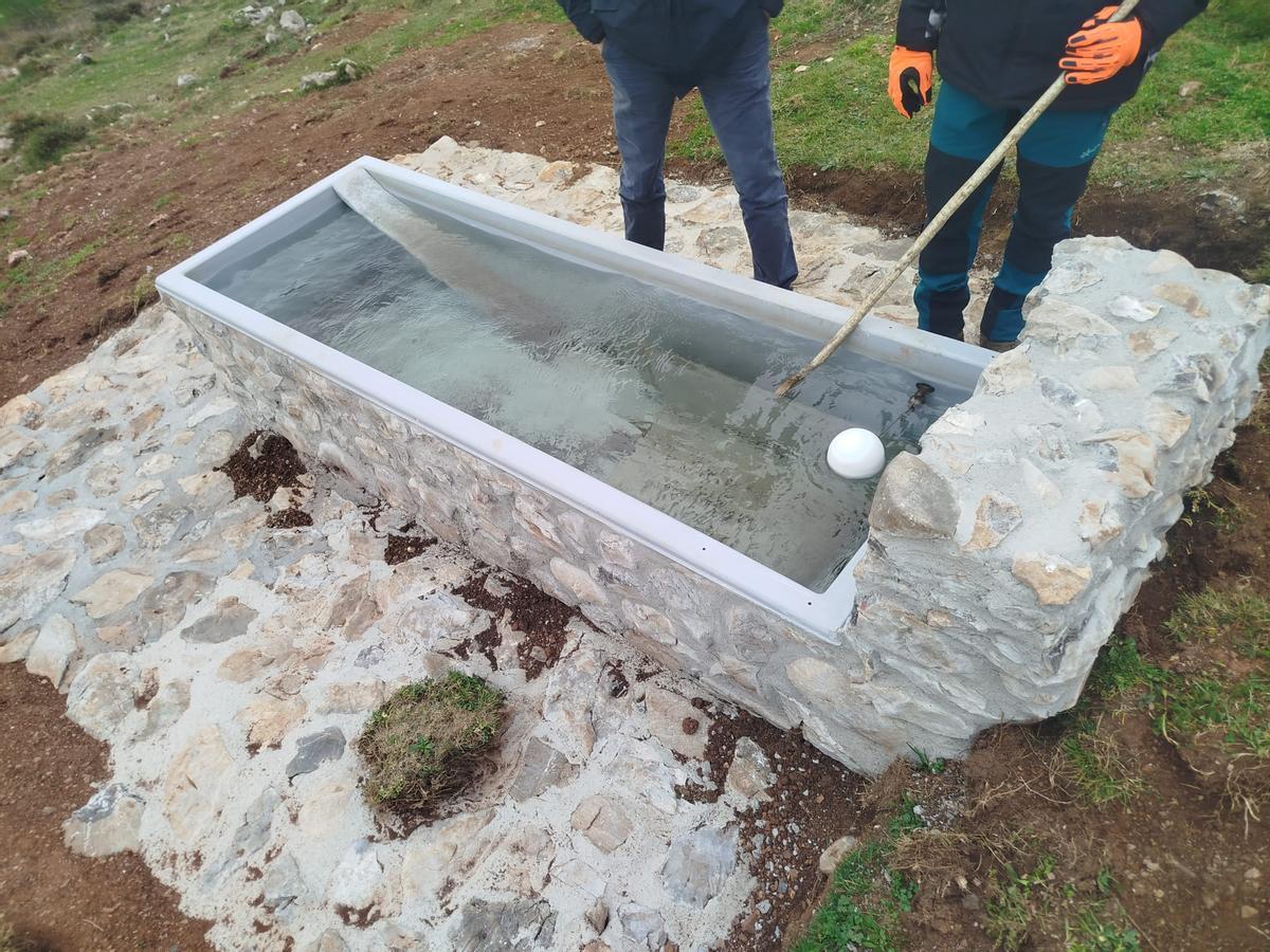 El bebederu construido en el monte del Ríu de Nueva.