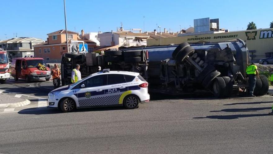 Espectacular vuelco de un camión con un herido leve en Formentera