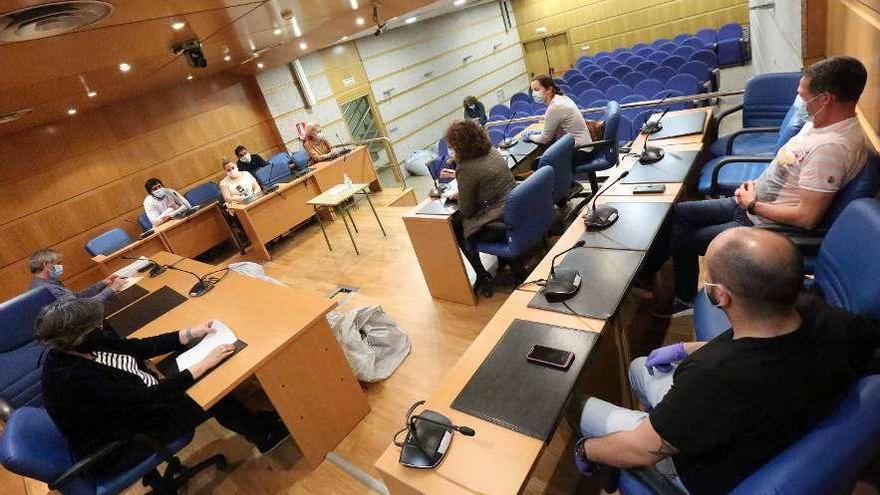 Reunión del gobierno porriñés con representantes de comerciantes, hosteleros, taxistas y placeros. // D.P.