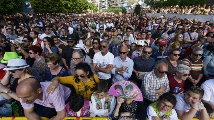 El concurso de «mascletades» se cerró ayer sábado con la Pirotecnia Crespo, que concentró a miles de personas en Alzira.