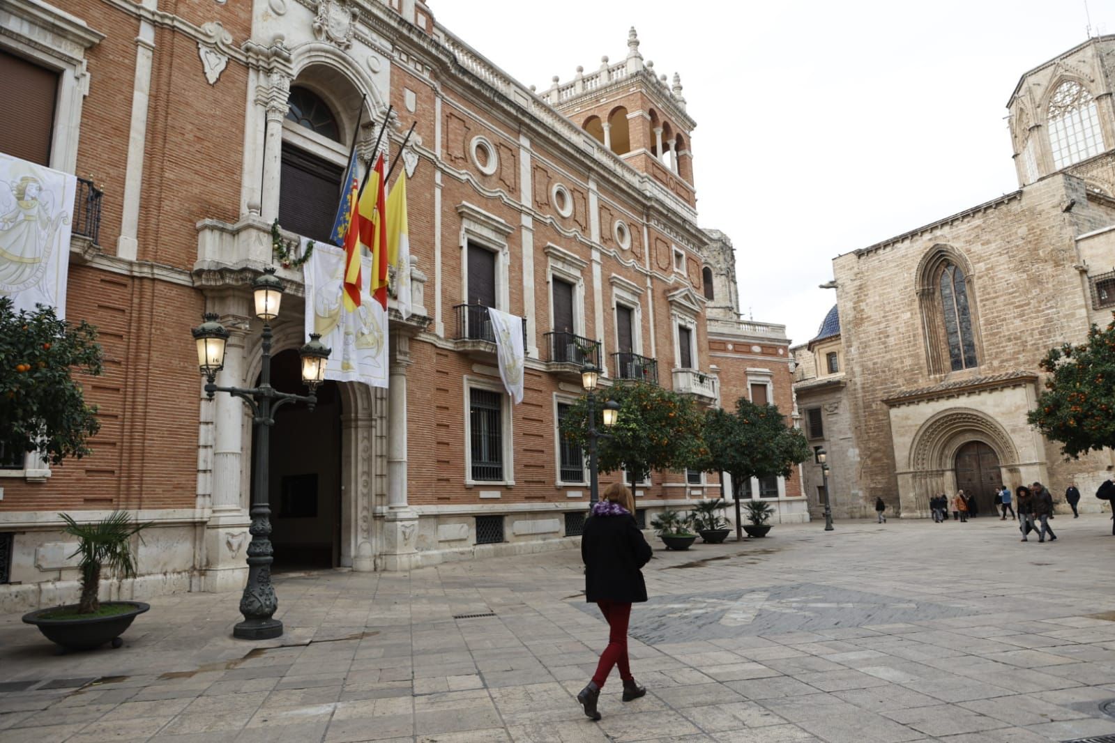 Banderas a media asta en el Arzobispado por la muerte del Papa Benedicto