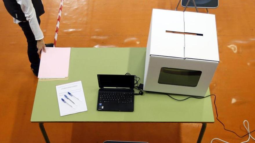 Una mesa con una urna en un colegio el 9N.