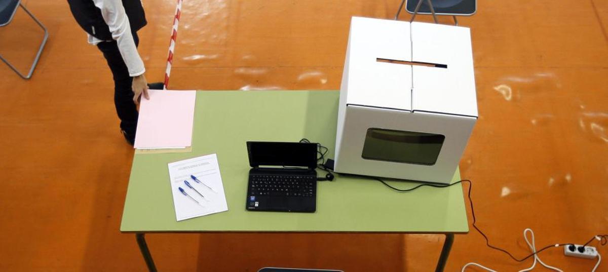 Una mesa con una urna en un colegio el 9N.