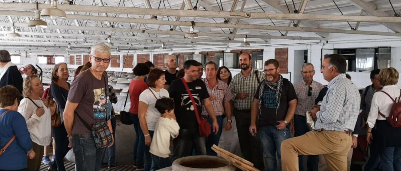 Imagen de la visita a una bodega de Aguilar de la Frontera en una visita del Club Patrimonio del año 2019. | CÓRDOBA