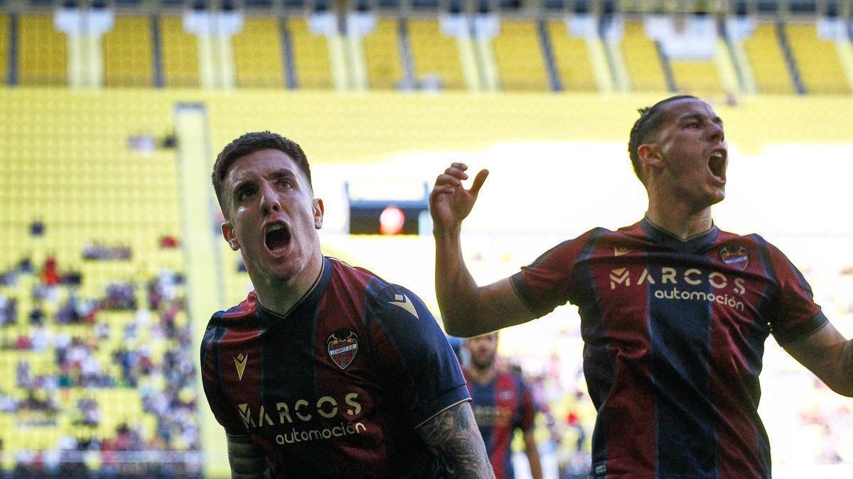 Joni Montiel celebra uno de los goles del Levante en La Cerámica
