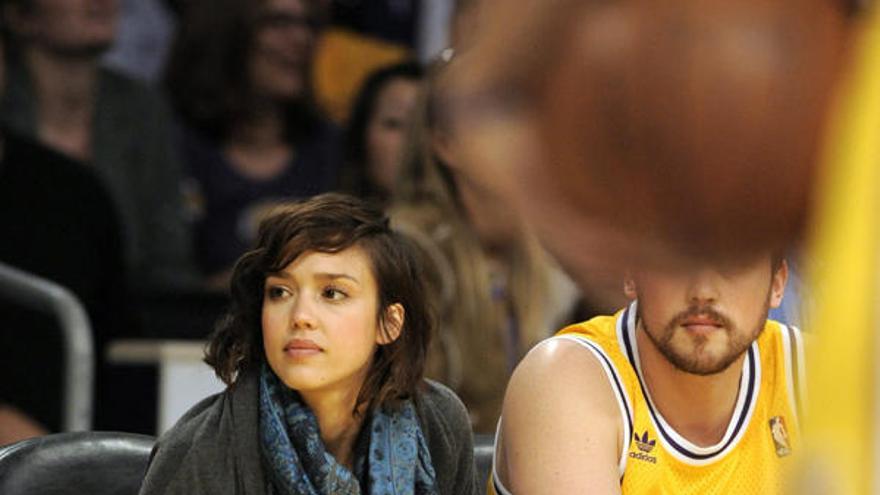 Jessica Alba en el partido de la NBA entre los Lakers de Los Ángeles y los Nuggets de Denver en Los Ángeles, California.