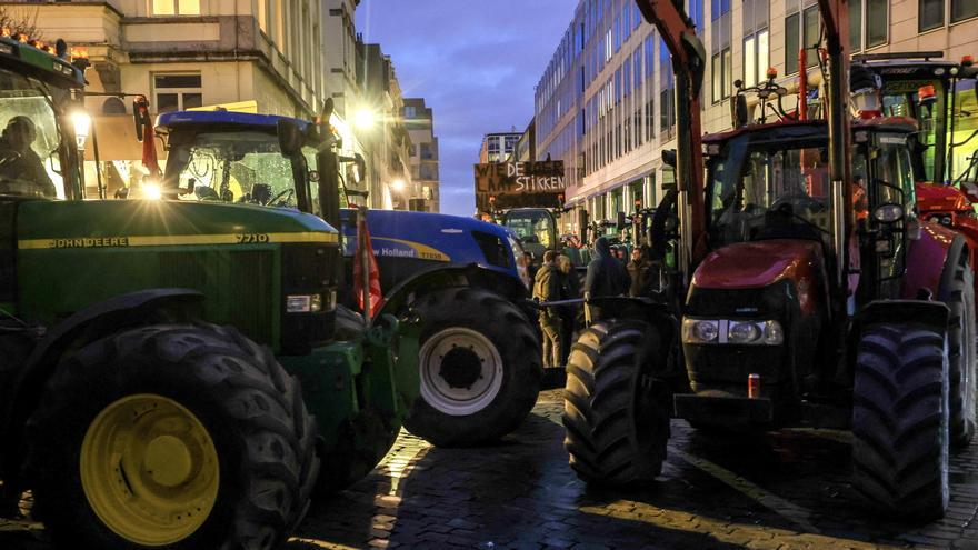 Lanzamiento de huevos, sonido de petardos y hogueras masiva tractorada en Bruselas durante la cumbre informal de la UE