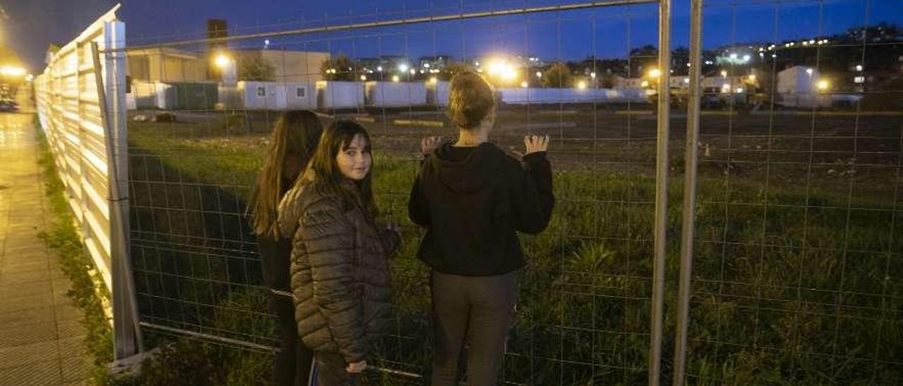 Ainhoa Suárez, con dos amigas, en los terrenos del instituto de La Florida.