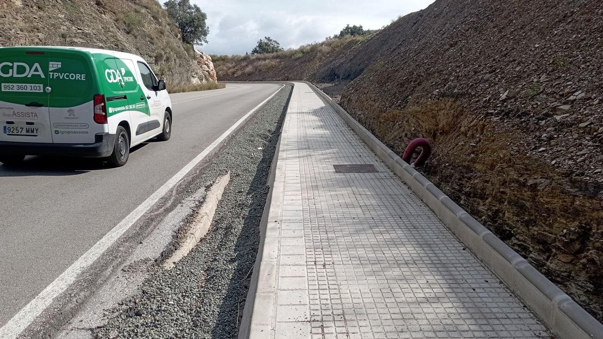Los vecinos denuncian que, cuando llueve, los chinos de relleno se desparraman por la calzada, en el nuevo tramo con aceras del Camino del Colmenar.