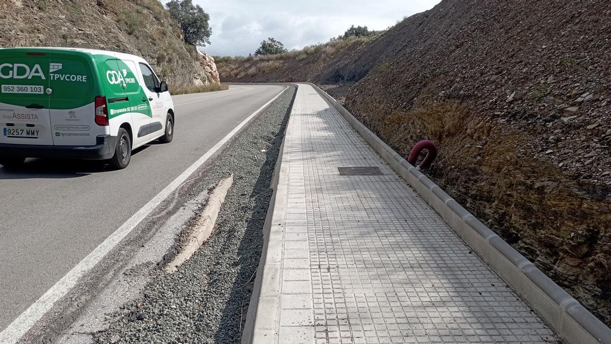 Los vecinos denuncian que, cuando llueve, los chinos de relleno se desparraman por la calzada, en el nuevo tramo con aceras del Camino del Colmenar.