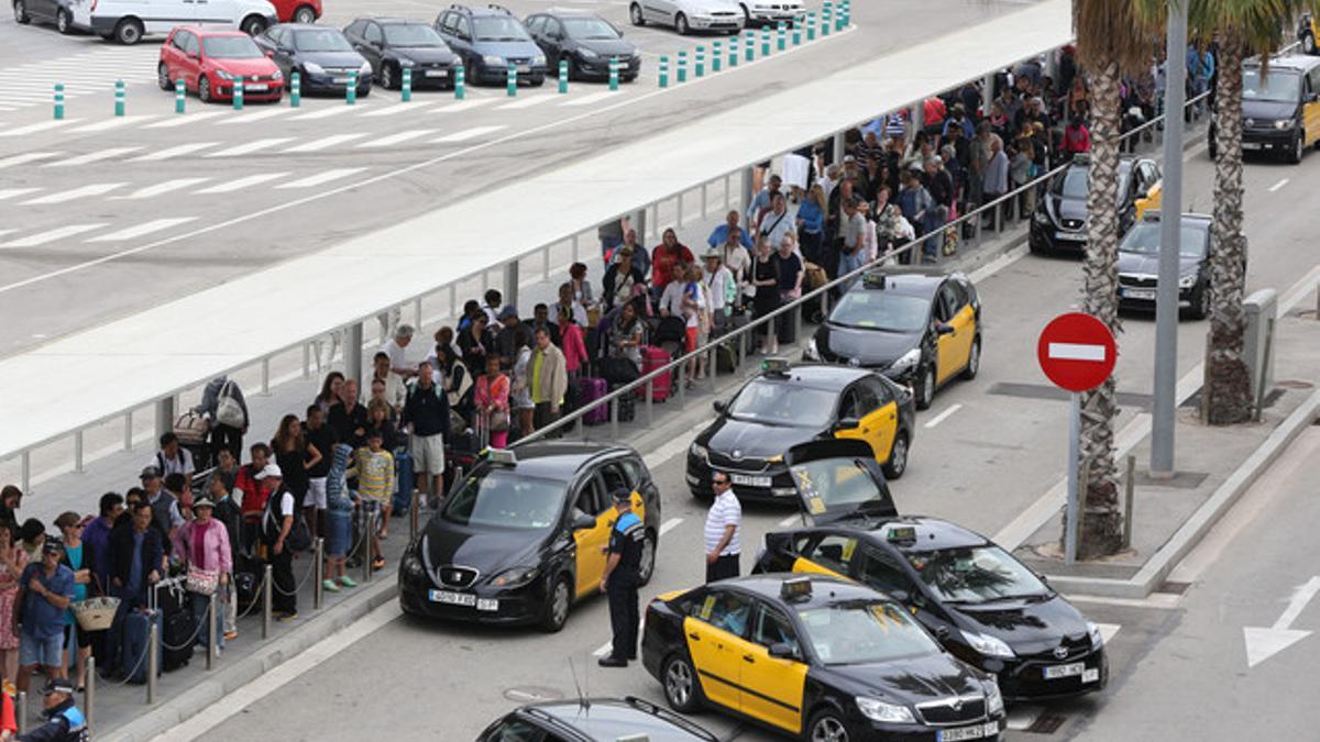 Miles de pasajeros esperan en la terminal del puerto de Barcelona.