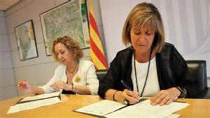 La ‘consellera’ de Territori, Ester Capella, y la alcaldesa de L’Hospitalet, Núria Marín, firman un acuerdo para la promoción de vivienda asequible.