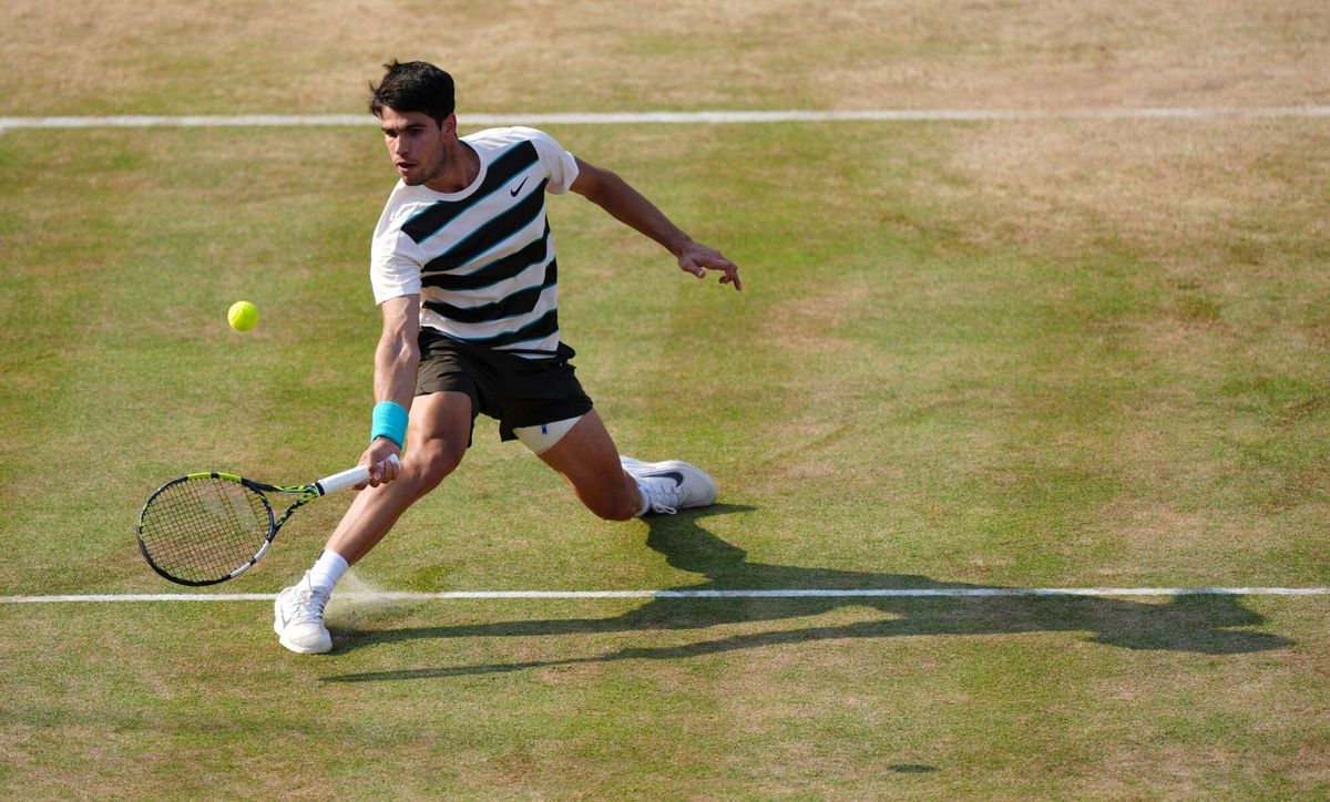 19 June 2025, United Kingdom, London: Spanish tennis player Carlos Alcaraz plays a forehand return against Spain's Jaume Munar on during their men's singles round of 16 tennis match on day eleven of the HSBC Championships at The Queen's Club. Photo: Ben Whitley/PA Wire/dpa 19/06/2025 ONLY FOR USE IN SPAIN. Ben Whitley/PA Wire/dpa;sports;tennis;HSBC Championships tennis tournament