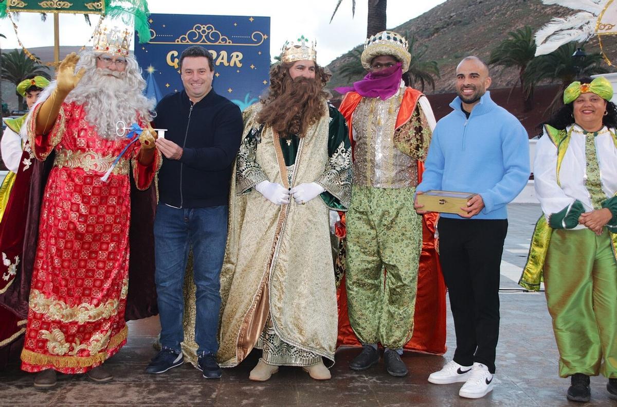 Entrega de llaves a los Reyes Magos por el alcalde Óscar Noda, alcalde de Yaiza