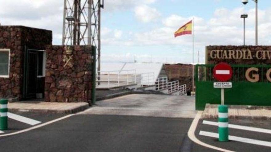 Acceso a las dependencias de la Guardia Civil en Costa Teguise.