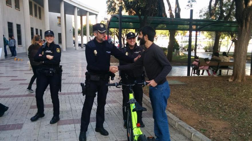 Momento en el que le entregan la bici.