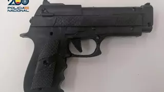 Intenta atracar a unos jóvenes con una pistola de pega en la puerta de un bar de Murcia