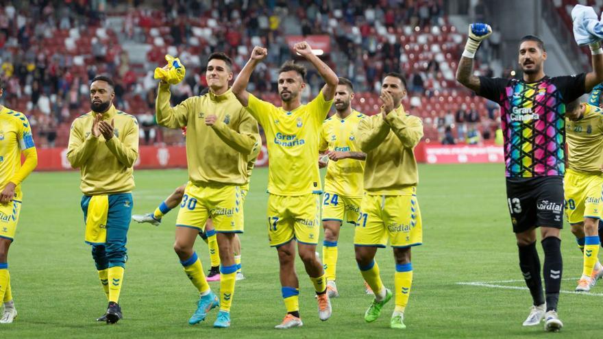 De izquierda a derecha, Maikel Mesa, con el brazalete, Hernani, Sergi Cardona, Óscar Clemente, Pejiño, Jonathan Viera, Álvaro Valles, Kirian Rodríguez, Armando Sadiku, eufórico, llevado a hombros por Fontes. | | LOF