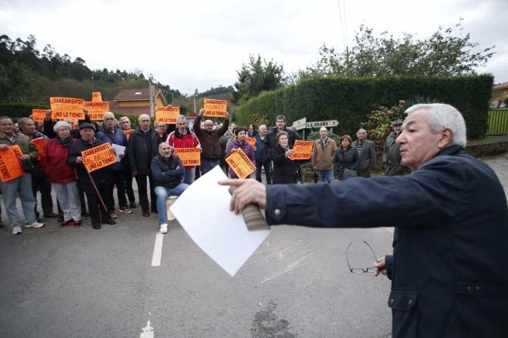 Protesta en Castrillón por el saneamiento.