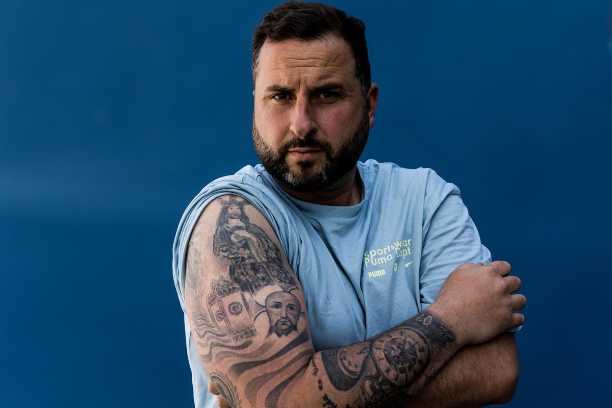 Josele Velasco muestra su tatuaje de la Santa Faz.