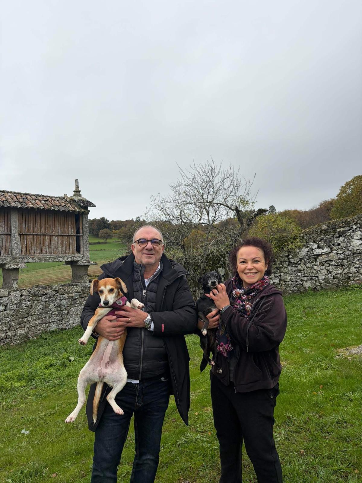 Agustín, junto a Claudia, otra clienta de fuera de Galicia que adquirió un caserón en Rodeiro.