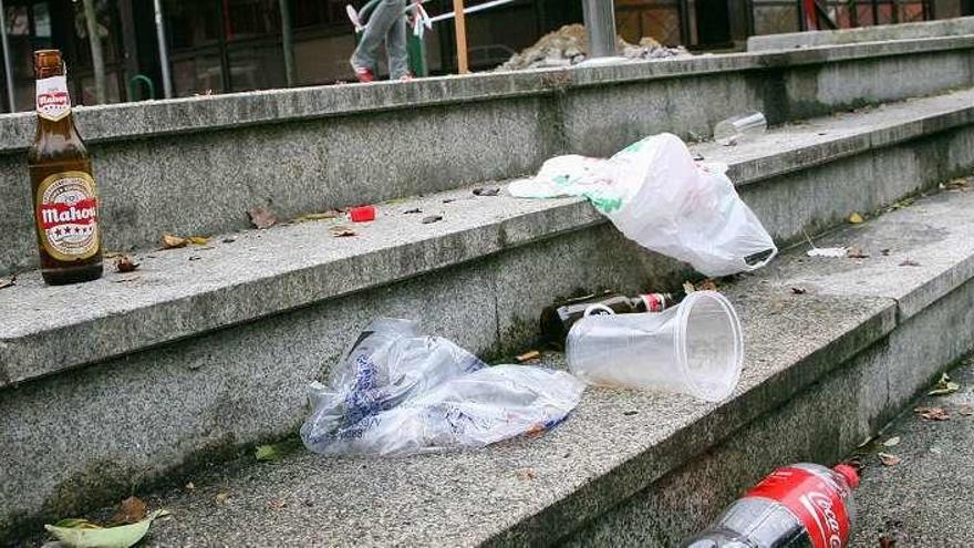 Restos del &quot;botellón&quot; en una escalera del campus de Ourense. // J. R.