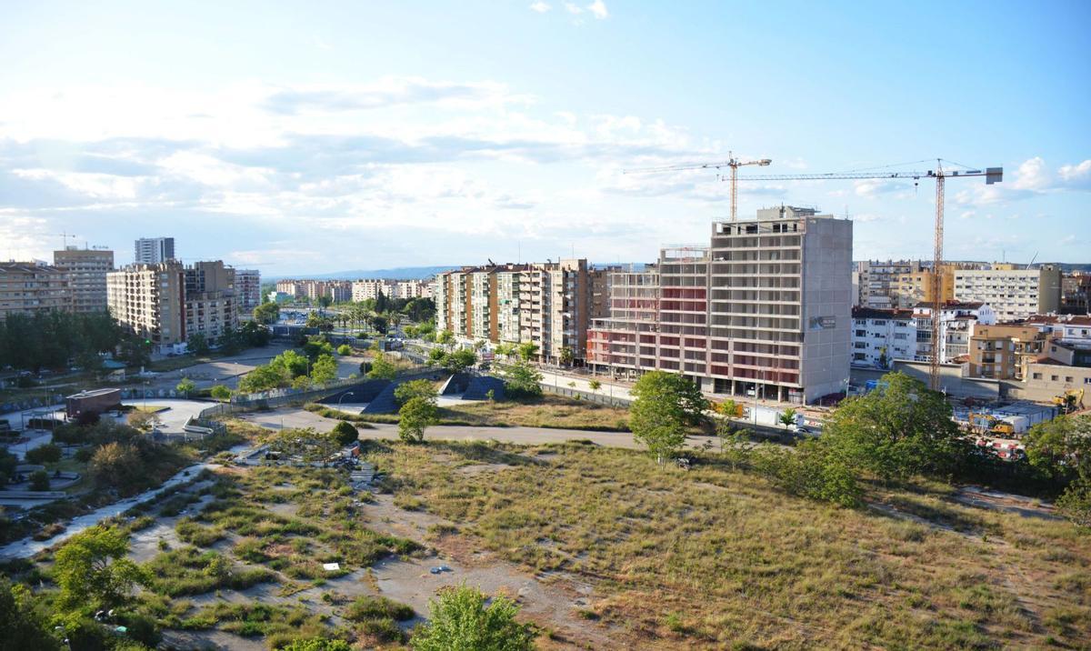 El descampado del Portillo que se convertirá en un parque lleva años ya rodeado de grúas levantando nuevos edificios en la zona. | JOSEMA MOLINA