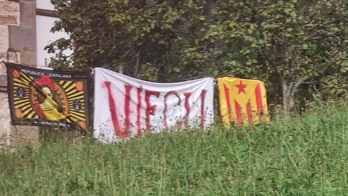 Las pancartas que aparecieron en la casa de Rocío Monasterio en Ribadesella.