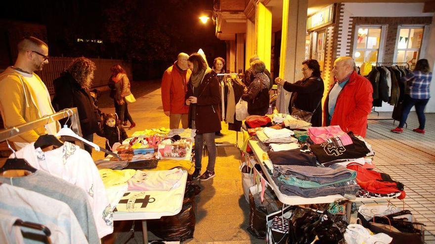 Asistentes, ayer, al mercadillo en favor de los enfermos de Huntington, en la calle Cabruñana.