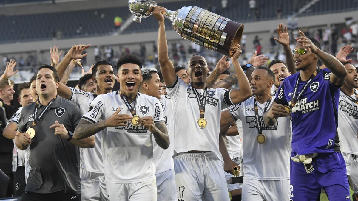 Los jugadores del Botafogo celebran la Copa Libertadores alcanzada frente al Atlético Mineiro en el Monumental de Buenos Aires.