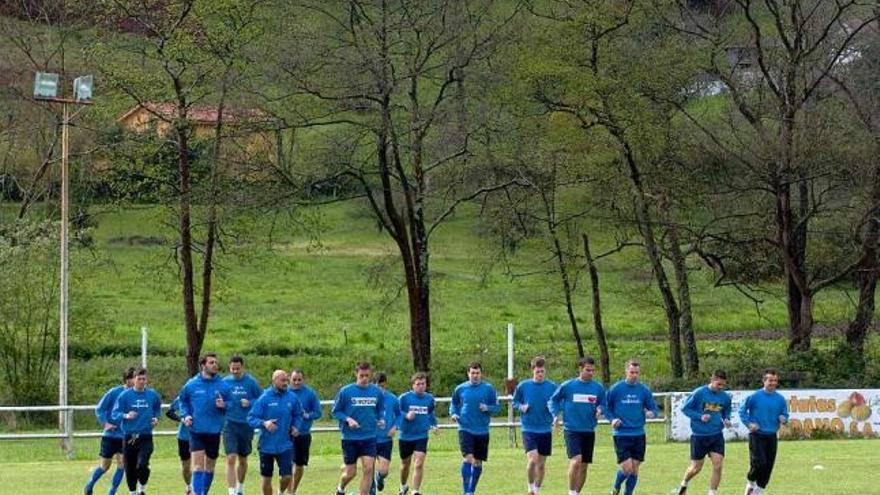 Los jugadores avilesinos, ayer, en la sesión de entrenamiento en Las Torres (Pillarno).