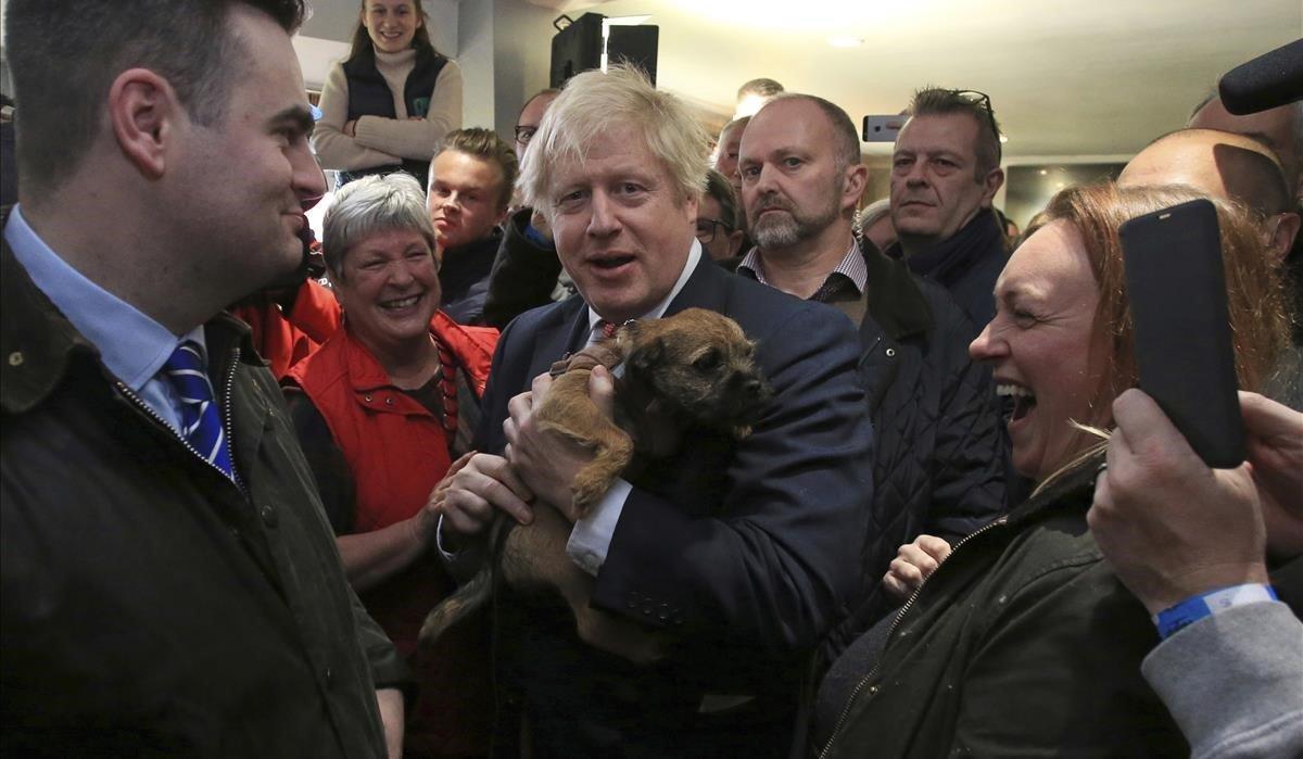 zentauroepp51374611 britain s prime minister boris johnson holds a supporter s d191214185602