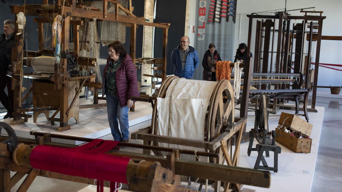 Visitantes en el Museu del Tèxtil en Ontinyent.