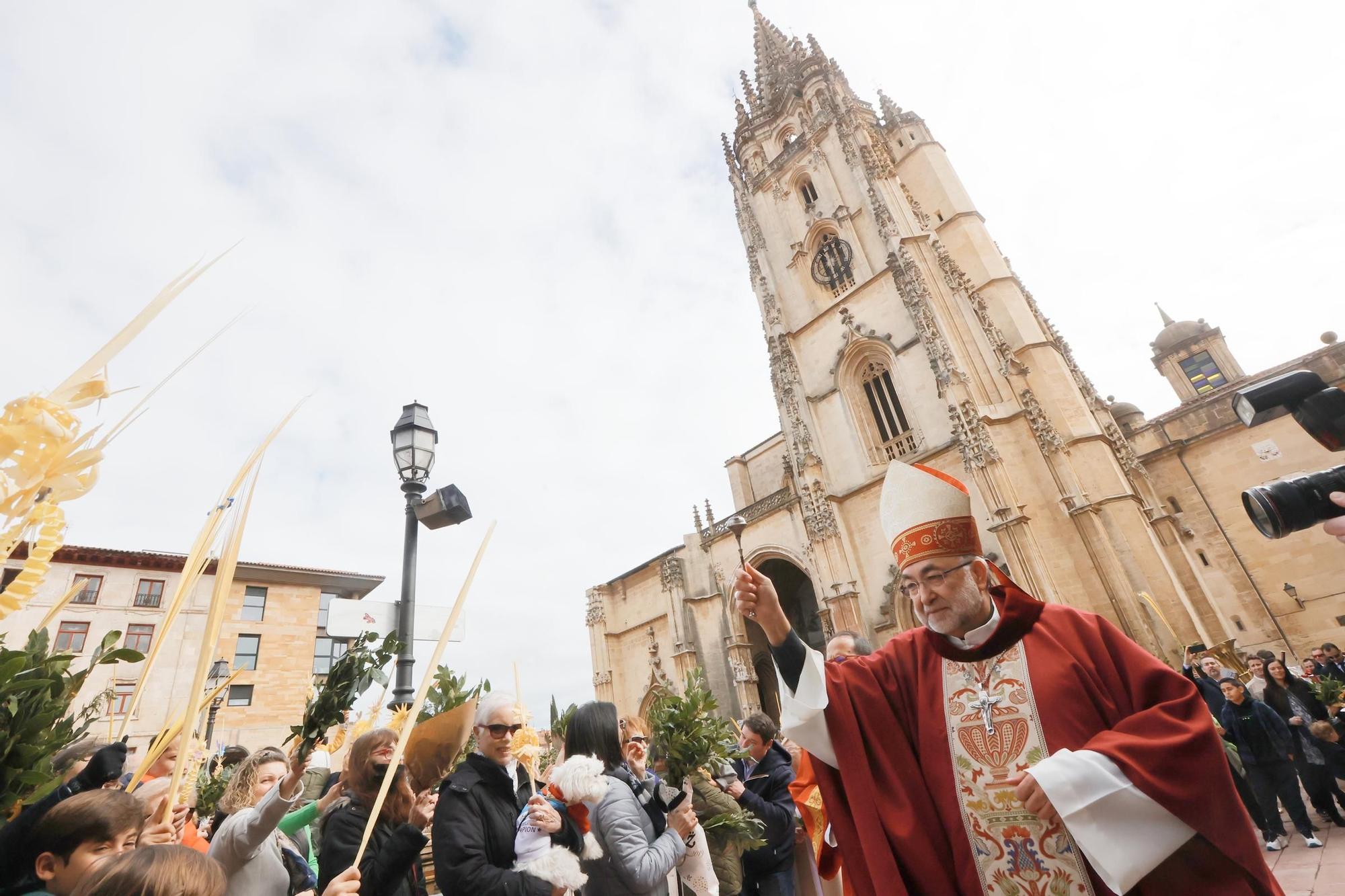Procesión y bendición de las palmas en la Catedral.